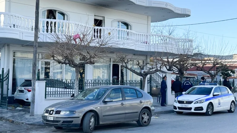 E rëndë në Greqi, bashkëshorti lyen me benzinë gruan dhe i vë flakën në prani të fëmijëve