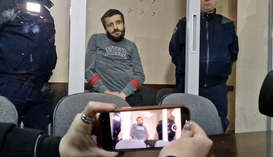 Nëna e re humbi jetën, Altin Çoku qesh dhe pretendon se është arrestuar kot; çfarë nuk u pa sot nga seanca gjyqësore