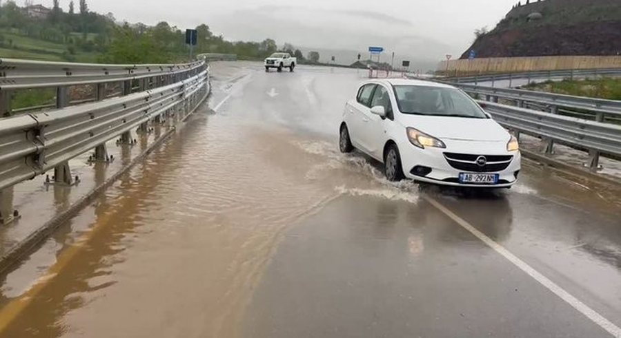 Moti i keq shkakton përmbytje në Rrugën e Arbrit, vështirësohet qarkullimi i mjeteve