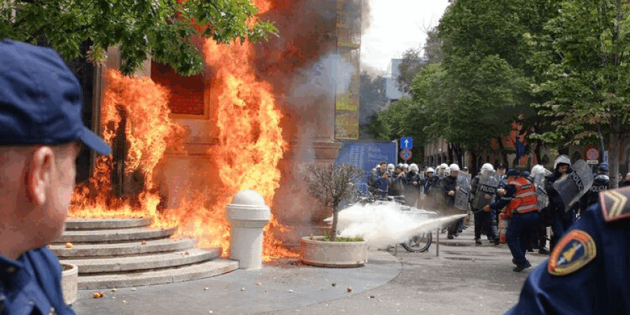 Protestuesit hedhin bomba molotov në Bashkinë e Tiranës, FNSH dhe Shqiponjat blindojnë godinën