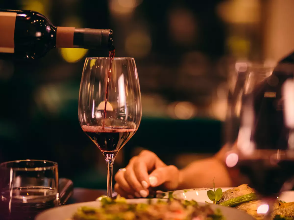 Restoranti italian u vë “kusht” klientëve: Dorëzo telefonin, merr verë falas…