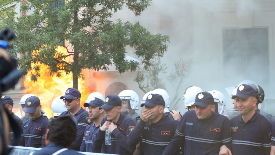 Vijojnë tensionet para Bashkisë Tiranë, protestuesit përplasen me efektivët; tentojnë të heqin barrierat metalike